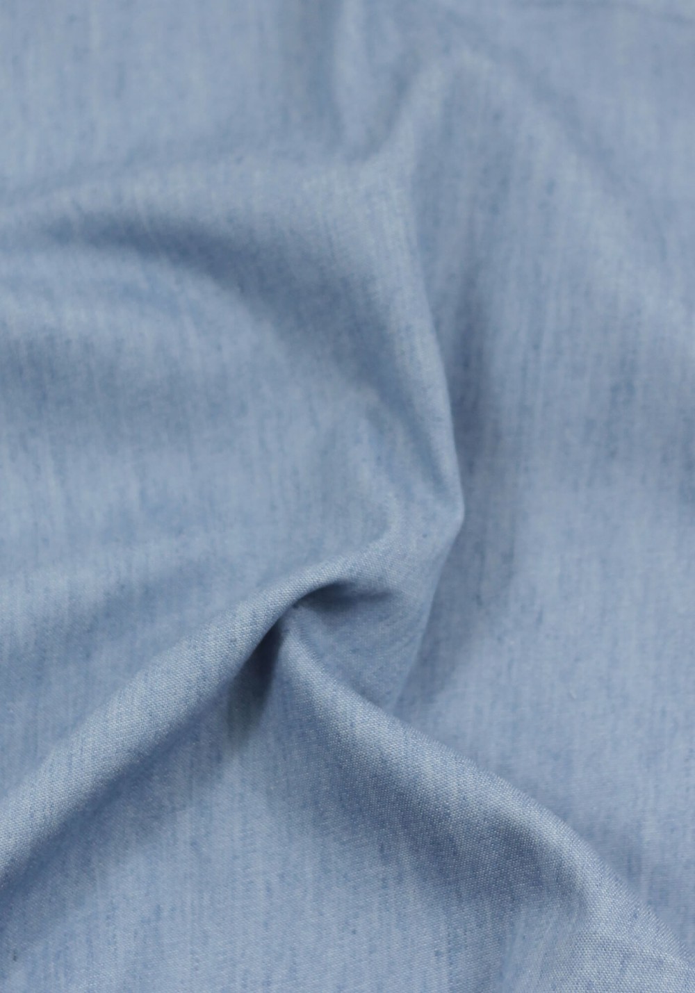 Tissu jean léger de couleur bleu clair idéal pour coudre un modèle de couture homme